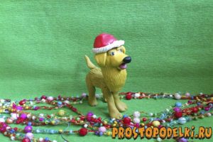 Желтая новогодняя собака из пластилина-title